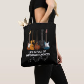 Het leven is vol belangrijke keuzes Guitar Lover Tote Bag (Dichtbij)
