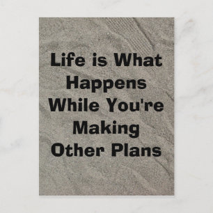 Het leven is wat er gebeurt-voetstappen in de zand briefkaart