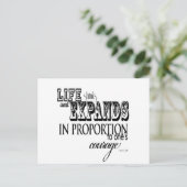 Het leven krimpt en breidt zich uit ... Anais Nin Briefkaart (Staand voorkant)