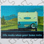 Het leven loopt wanneer uw huis  Camper rolt Legpuzzel<br><div class="desc">Een camper-aanhangwagen, die op afstand naar bergen gaat, is de instelling voor avontuur op de weg. De leuke retro RV camping trailer is blauw en roomwit met groene hoogtepunten. Onder de camper staat een sjabloon die luidt: levensstenen wanneer je huis rolt. De sjabloon voor tekst kan eenvoudig worden aangepast, zodat...</div>