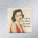 Het leven te kort om te koken Funny Retro 50s Geze Magneet<br><div class="desc">Dit ontwerp is gemaakt met behulp van digitale kunst. Het kan in het gebied worden aangepast door de klik aan te passen en de naam, initialen of woorden aan te passen. U kunt de tekstkleur en de stijl ook veranderen of de tekst voor een slechts ontwerp van het afbeelding schrappen....</div>