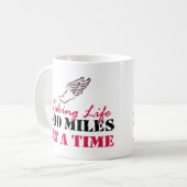 Het leven van 100 mijl per keer koffiemok (Voorkant links)