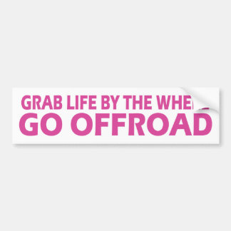 Het leven van de gras door het wiel; ga weg roze bumpersticker