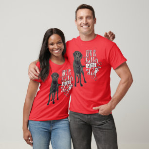Het leven van een zwarte labrador is beter met een t-shirt