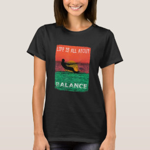 Het leven van het surf draait allemaal om evenwich t-shirt