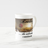 Het lezen, het avontuur gaat verder porselein kop (Voorkant rechts)