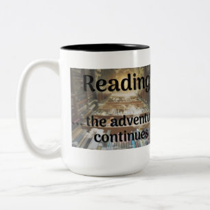Het lezen, het avontuur gaat verder tweekleurige koffiemok