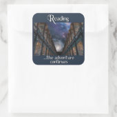 Het lezen, het avontuur gaat verder vierkante sticker (Tas)