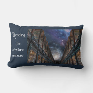 Het lezen ... het avontuur zet lumbale kussen voor