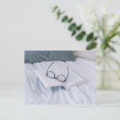 het lezen in literaire bed minimale witte bladen briefkaart (Staand voorkant)