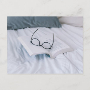 het lezen in literaire bed minimale witte bladen briefkaart