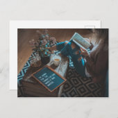 het lezen met een literaire kop thee briefkaart (Voorkant / Achterkant)