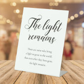 Het licht blijft een handschrift voor herdenking. reclamebord met voetstuk