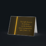 Het licht glanst in de Duisternis Feestdagen Kaart<br><div class="desc">Moedig iemand aan of wens hen gelukkige Kerstmis met deze elegante kaart die door zijn eenvoud aan wordt benadrukt. Herinner hen eraan dat zelfs wanneer het donker is,  er licht zijn. Jesus-Christus is het licht van de wereld. Bid dit licht op hen. Horizontale stijl.</div>