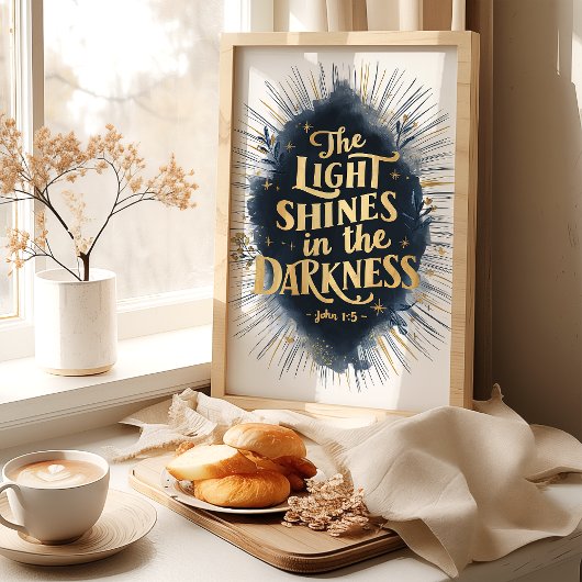 Het licht schijnt: Johannes 1:5 Bijbel Verse Art Poster