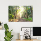 Het licht van bovenaf in het bos poster (Thuiskantoor)