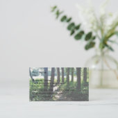 Het licht van de ochtend verlicht een bospad visitekaartje (Staand voorkant)