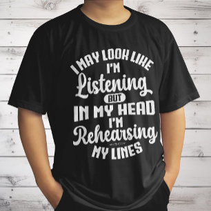 Het lijkt alsof ik aan het luisteren ben, maar in  t-shirt