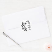 Het lijkt alsof je het tegenhoudt ronde sticker (Envelop)