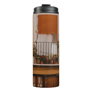 HET LIJST VAN HET VENSTER VAN DE BROWN WOODEN MET THERMOSBEKER