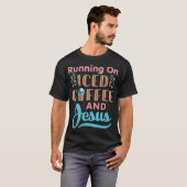 Het lopen op het beer van de Koffie en van het ide T-shirt (Voorkant volledig)