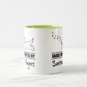 Het lopen van Dog gemakkelijk door de Spelers van  Tweekleurige Koffiemok (Center)