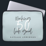 Het maken van 50 er een goede gouden verjaardag vi laptop sleeve<br><div class="desc">Vier uw 50e verjaardag in stijl met deze chique,  elegante 50 en fantastische verjaardagsontwerp. Een modern ontwerp met scripttekst en gedurfde afbeeldingen. Wijzig de kleur om deze aan te passen. Onderdeel van een collectie.</div>