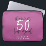 Het maken van 50 er een goede gouden verjaardag vi laptop sleeve<br><div class="desc">Vier uw 50e verjaardag in stijl met deze chique,  elegante 50 en fantastische verjaardagsontwerp. Een modern ontwerp met scripttekst en gedurfde afbeeldingen. Wijzig de kleur om deze aan te passen. Onderdeel van een collectie.</div>