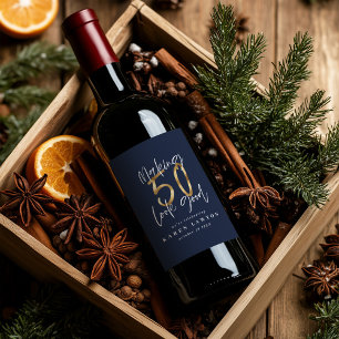 Het maken van 50 ziet er goed uit als een gouden v wijn etiket