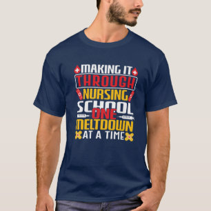 Het maken van het door de verpleegschool één meltd t-shirt