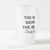 Het man achter de mok van buikbier voor vader (Voorkant rechts)