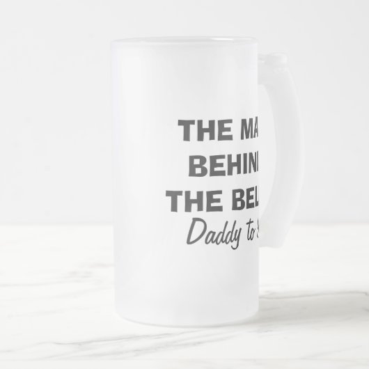 Het man achter de mok van buikbier voor vader (Voorkant rechts)