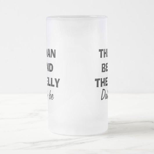 Het man achter de mok van buikbier voor vader (Center)