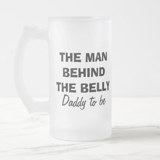 Het man achter de mok van buikbier voor vader (Links)