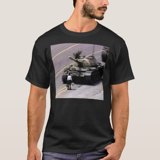 Het man tegen de tank Klassieke T-shirt (Voorkant)