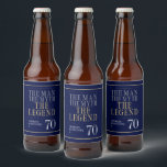 Het Man The Myth The Legend 70th Birthday Bier Etiket<br><div class="desc">Zijn leven was een groot avontuur! Deze prachtige marineblauwe mannen Mannen van de 70ste verjaardag met de tekst "The Myth The Legend" in een klassiek zilveren en gouden lettertype zijn ideaal om het speciale man in de 70ste verjaardag van je leven te vieren. Deze labels zijn trendy, stijlvol, modern en...</div>