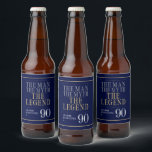 Het Man The Myth The Legend 90th Birthday Bier Etiket<br><div class="desc">Zijn leven was een groot avontuur! Deze prachtige marineblauwe mannen Mannen van 90 jaar oud met de tekst "The Myth The Legend" in een klassiek zilveren en gouden lettertype zijn ideaal voor het vieren van het speciale man in de 90ste verjaardag van je leven. Deze labels zijn trendy, stijlvol, modern...</div>