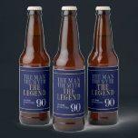 Het Man The Myth The Legend 90th Birthday Bier Etiket<br><div class="desc">Zijn leven was een groot avontuur! Deze prachtige marineblauwe mannen Mannen van 90 jaar oud met de tekst "The Myth The Legend" in een klassiek zilveren en gouden lettertype zijn ideaal voor het vieren van het speciale man in de 90ste verjaardag van je leven. Deze labels zijn trendy, stijlvol, modern...</div>