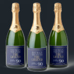 Het Man The Myth The Legend 90th Birthday Sparkling Wijnetiket<br><div class="desc">Zijn leven was een groot avontuur! Deze prachtige marineblauwe mannen Mannen van 90 jaar champagne- of proseccoflesetiketten die "The Myth The Legend" in een klassiek zilveren en gouden lettertype zeggen, zijn ideaal voor het vieren van het speciale man in de 90e verjaardag van je leven. Deze labels zijn trendy, stijlvol,...</div>