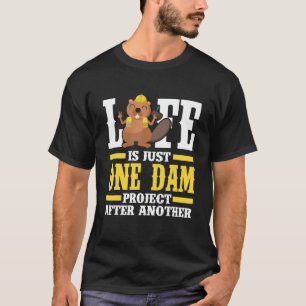 Het Mannen leven is slechts één dam project na een T-shirt