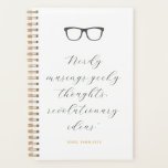 Het Manuscript van de Glasthebber van Wayfarer Aan Planner<br><div class="desc">Een eenvoudig notitieboek met een aangepaste afdekking van wayfarer eye glass lijsten, een citaat dat "nerdy musings, geeky ideeën, revolutionaire ideeën" in een feminine calligrafiestijldoopvont evenals gepersonaliseerde tekst voor een naam of een klassenonderwerp in een gepolijst gouden kleur leest. De achteromslag omvat ook gemakkelijk om tekst uit te geven voor...</div>