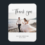 Het Manuscript van het huwelijk Dank u Magnet van  Magneet<br><div class="desc">De huwelijksfoto bedankt je magneet. Sweet en eenvoudig zwart schrift. Gecentreerde foto met namen en datum. Ontworpen door Kimberly Brett.</div>
