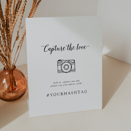 Het Manuscript vangt de Hashtag Love Wedding Hash Reclamebord Met Voetstuk
