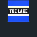 HET MEER Helderblauw Zwart Wit Gele Strepen Canvas Afdruk<br><div class="desc">Dit kleurrijke sportieve ontwerp is voorzien van atletische THE LAKE-tekst in een brede zwarte horizontale middenstreep met witte en goudgele racestrepen tegen felblauwe buitenstrepen. De tekst kan gepersonaliseerd worden.</div>