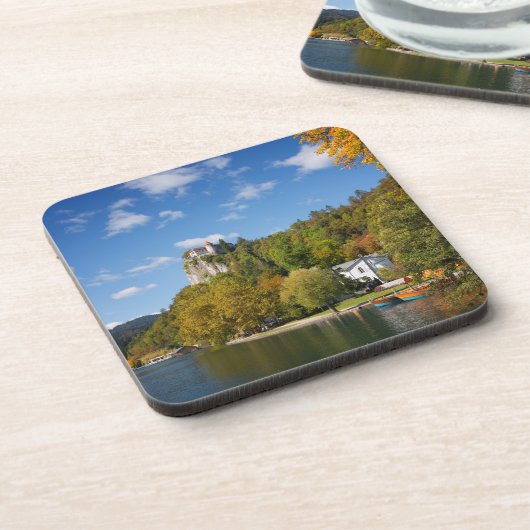 Het meer van Bled met bomen in herfstkleuren in Sl Bier Onderzetter (Linkerzijde)