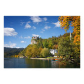 Het meer van Bled met bomen in herfstkleuren in Sl Foto Afdruk (Voorkant)