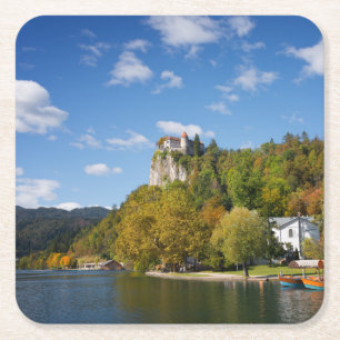 Het meer van Bled met bomen in herfstkleuren in Sl Kartonnen Onderzetters