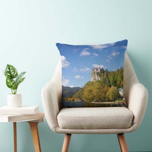 Het meer van Bled met bomen in herfstkleuren in Sl Kussen (Stoel)