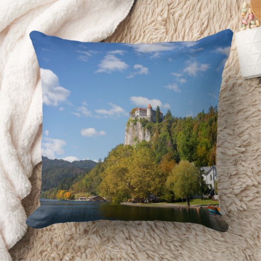 Het meer van Bled met bomen in herfstkleuren in Sl Kussen (Deken)