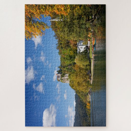 Het meer van Bled met bomen in herfstkleuren in Sl Legpuzzel (Verticaal)